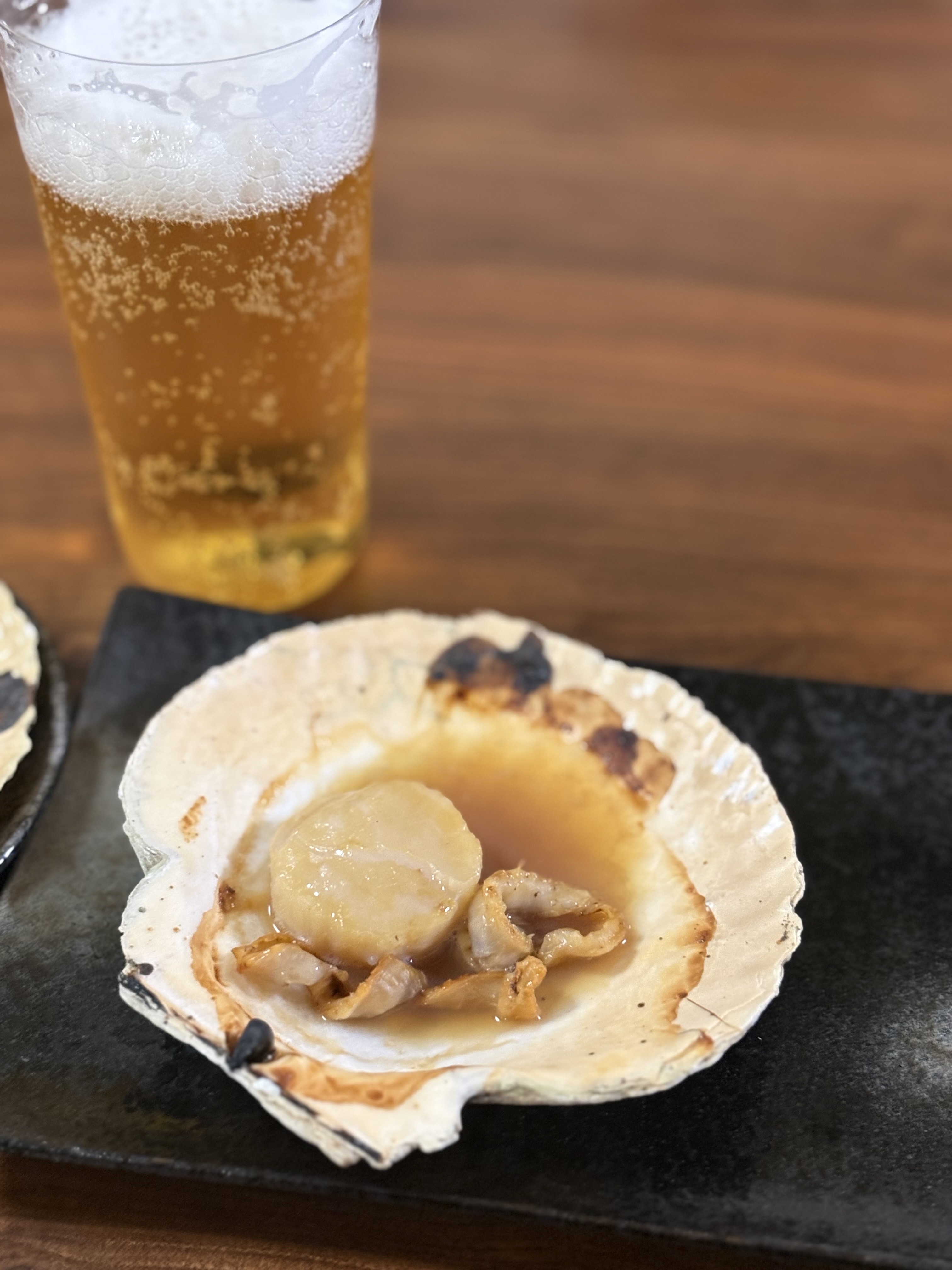 殻ごと焼いたほたての料理