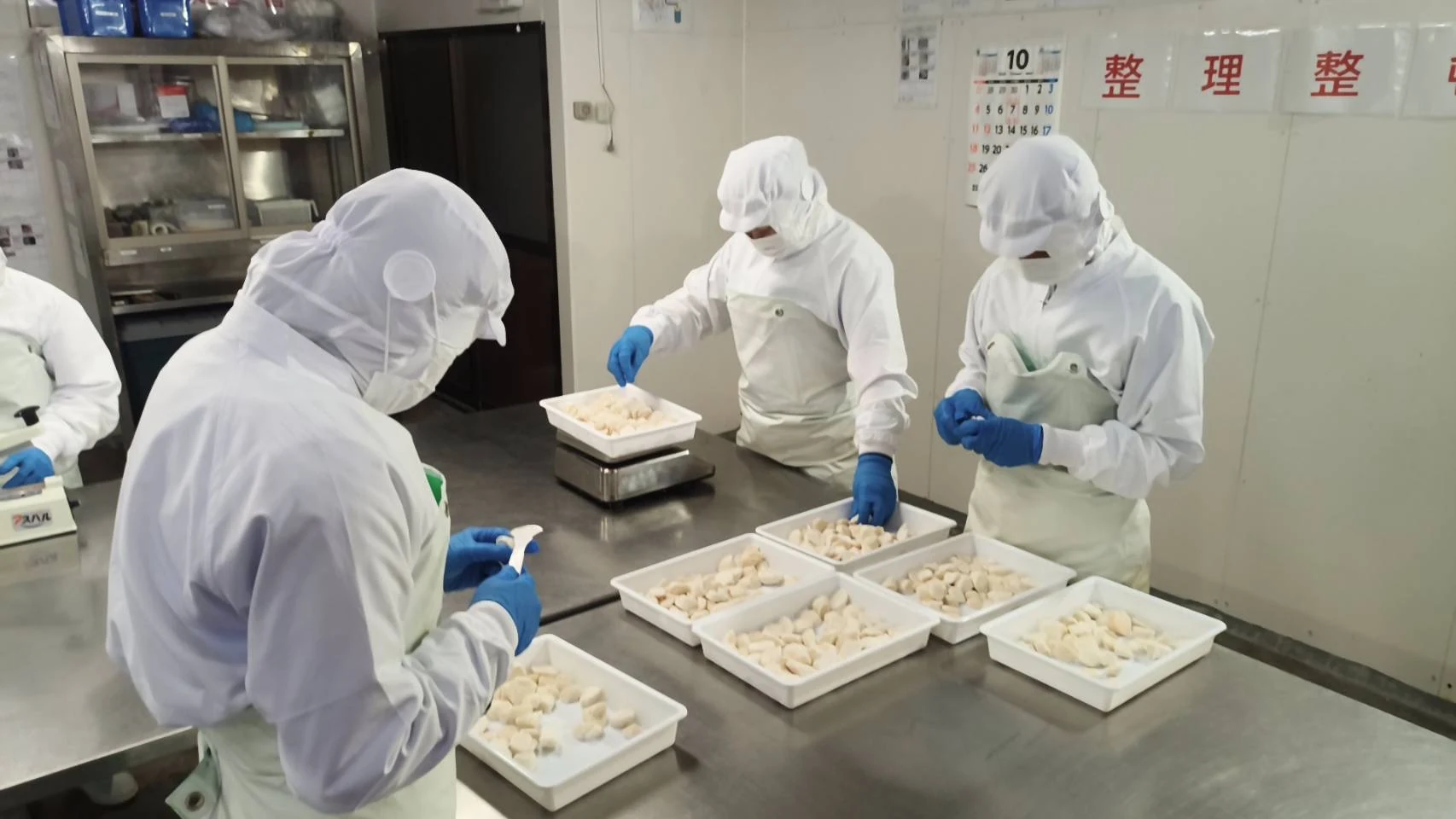 ほたてを一粒ずつ手作業で扱う現場